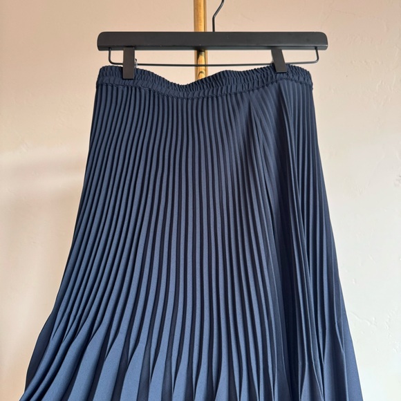 Max Edition Pleated Long Skirt Navy - Picture 4 of 6